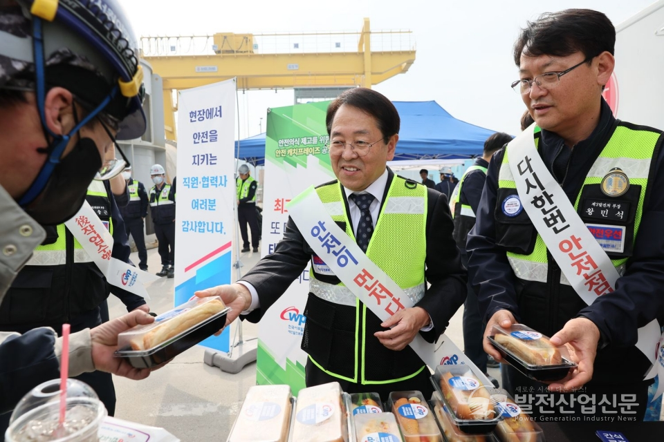 박형덕 한국서부발전(주) 사장(가운데)이 태안발전본부에서 근무하는 협력회사 직원에게 음식을 전달하고 있다.