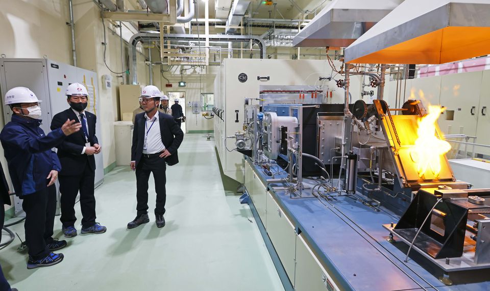 지난 3월 24일 한전원자력연료를 방문한 원자력위원회 유국희 위원장이 핵연료3동 건설현장을 점검하고 있다.