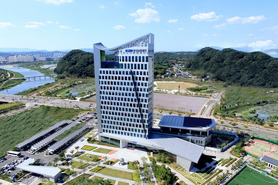 한국남동발전은 동반성장위원회(위원장 오영교)와 ‘2023년도 협력사 ESG 지원사업 협약’을 체결했다. 사진은 한국남동발전 진주 본사 전경.