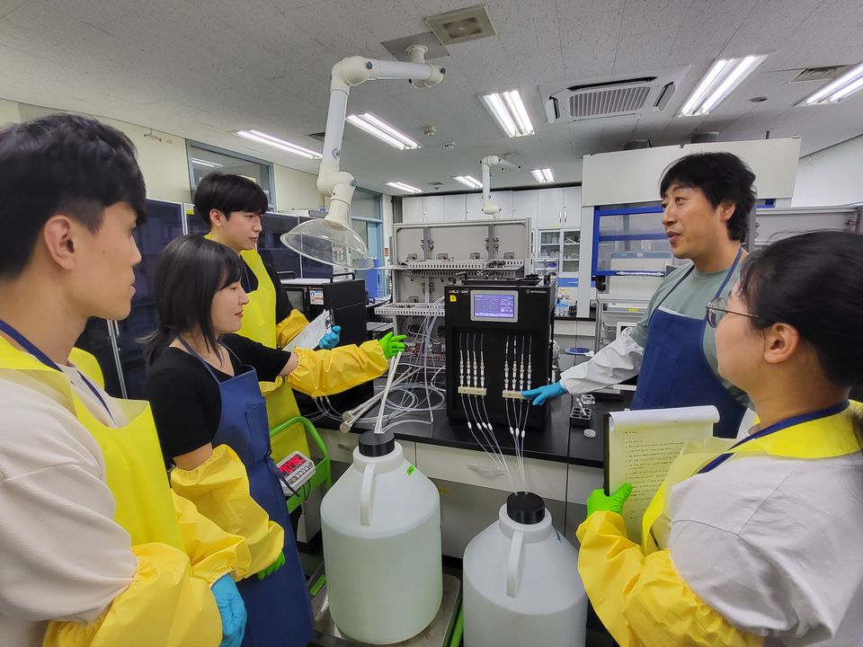 한국원자력연구원은 7월 4일부터 7일까지 연구원 내 원자력교육센터에서 방사능 분석 분야 종사자들의 전문성 향상을 위한 ‘방사능 분석학교’를 진행했다. 사진은 교육생들이 ‘환경 중 스트론튬-90 신속 분석기술’을 실습하고 있다.