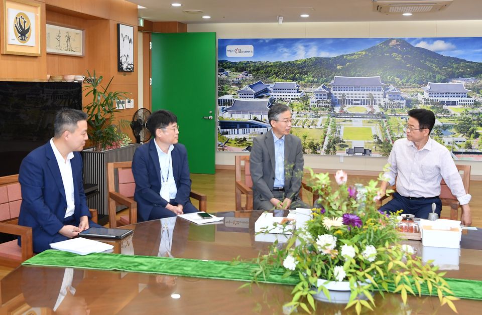 지난 8월 2일 조성돈 한국원자력환경공단 이사장(왼쪽 3번째)이 이철우 경북도지사(오른쪽 첫 번째)를 만나 방폐물 관리사업 현안을 설명하고 있다.