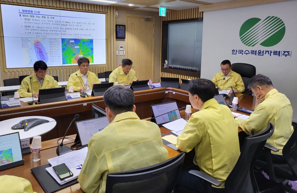 한국수력원자력은 8월 9일 태풍 ‘카눈’에 대비해 CEO 주관 ‘긴급 상황점검 회의’를 개최했다.