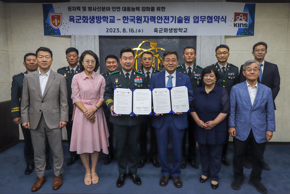 한국원자력안전기술원과 육군화생방학교는 지난 8월 16일 전남 장성 육군화생방학교에서 ‘원자력·방사선 안전교육 상호협력 업무협약(MOU)’을 체결했다.