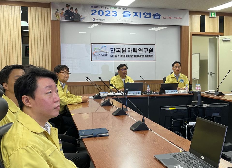 한국원자력연구원은 8월 21일부터 24일까지 ‘2023 을지연습’을 실시한다. 사진은 주한규 원장(오른쪽 2번째)이 을지연습 중 최초 상황을 보고받고 있다.