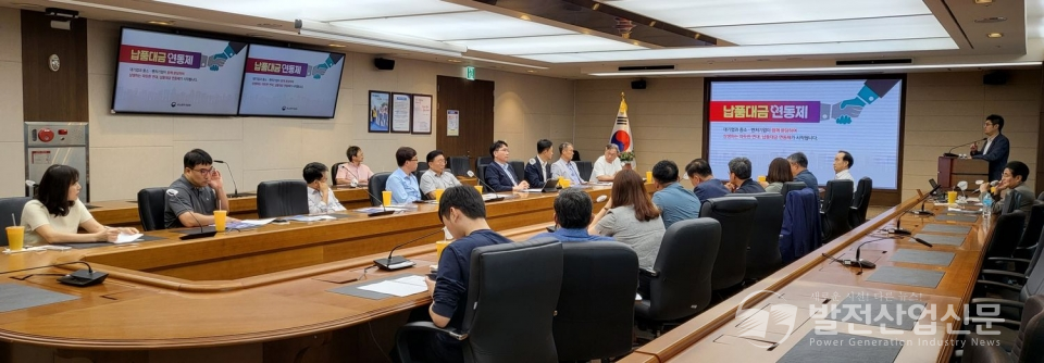 한국남부발전(주)은 지난 30일 본사 대회의실에서  ‘제2회 KOSPO ESG (에너지공급망 스터디모임) 포럼’을 개최했다. 남부발전 및 협력사 관계자들이 납품대금 연동제에 대해 질의응답을 하는 모습.