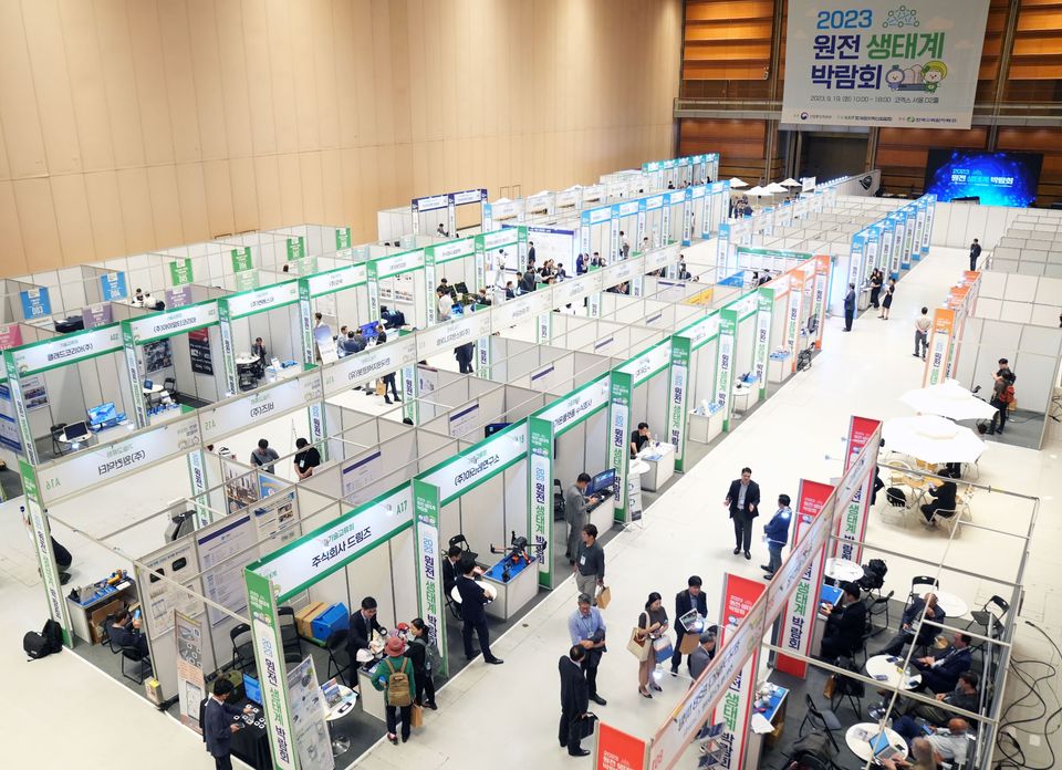 산업통상자원부는 지난 9월 19일 서울 코엑스에서 ’2023 원자력 생태계 박람회‘를 개최했다. 이번 행사는 한수원, 두산에너빌리티 등 수요기업과 유관기관 12개, 중소·중견기업 45개 및 대학생·구직자 등 1,000여 명이 참여한 가운데 역대 최대규모로 개최됐다.