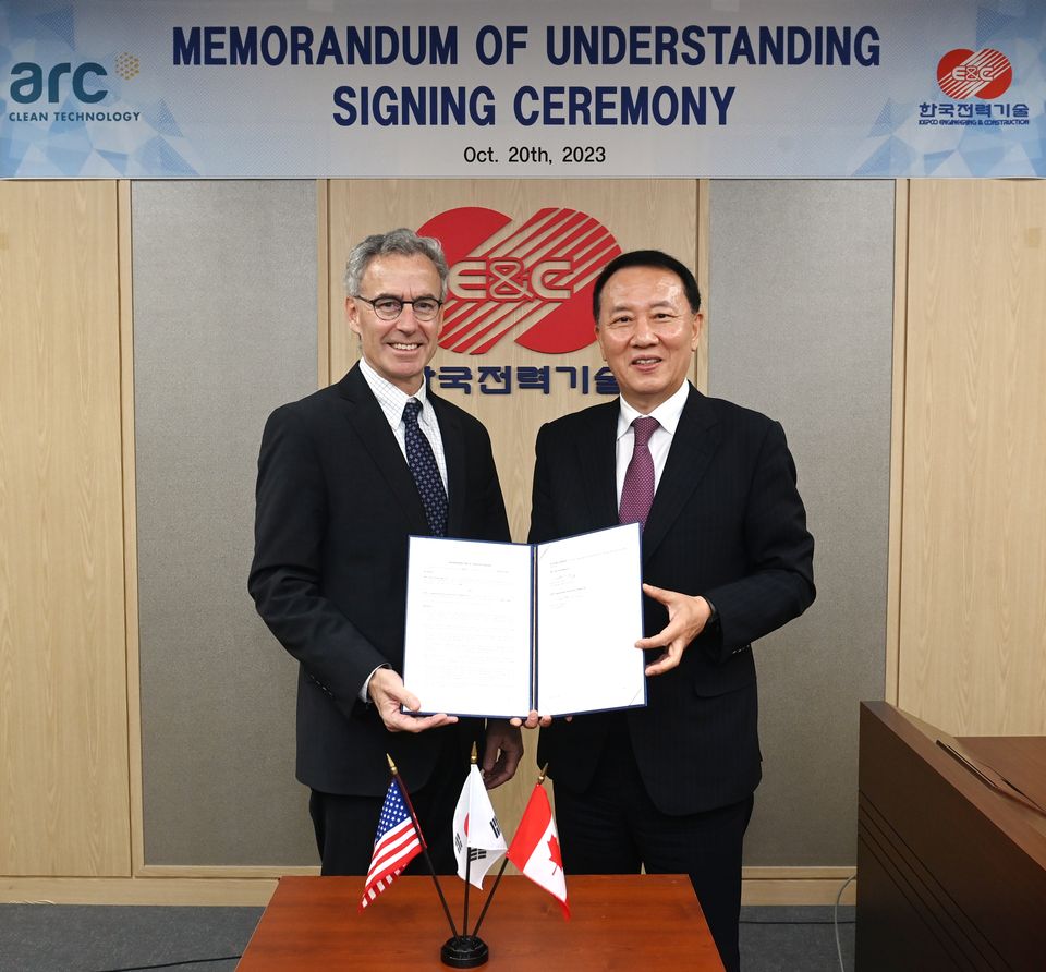 지난 10월 20일 한국전력기술 김성암 사장(오른쪽)과 ARC社 윌리엄 라베(William Labbe) CEO가 MOU 체결 후 기념촬영을 하고 있다.
