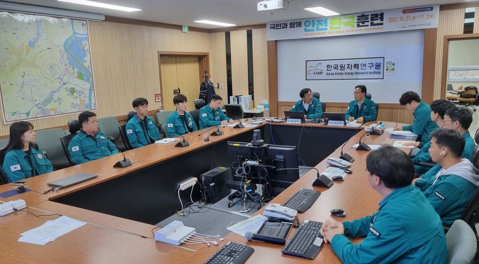 한국원자력연구원은 10월 31일부터 11월 2일까지 ‘2023 재난대응안전한국훈련’을 실시한다. 사진은 재난대책본부가 소집돼 재난대응안전한국훈련 상황보고를 진행하고 있다.
