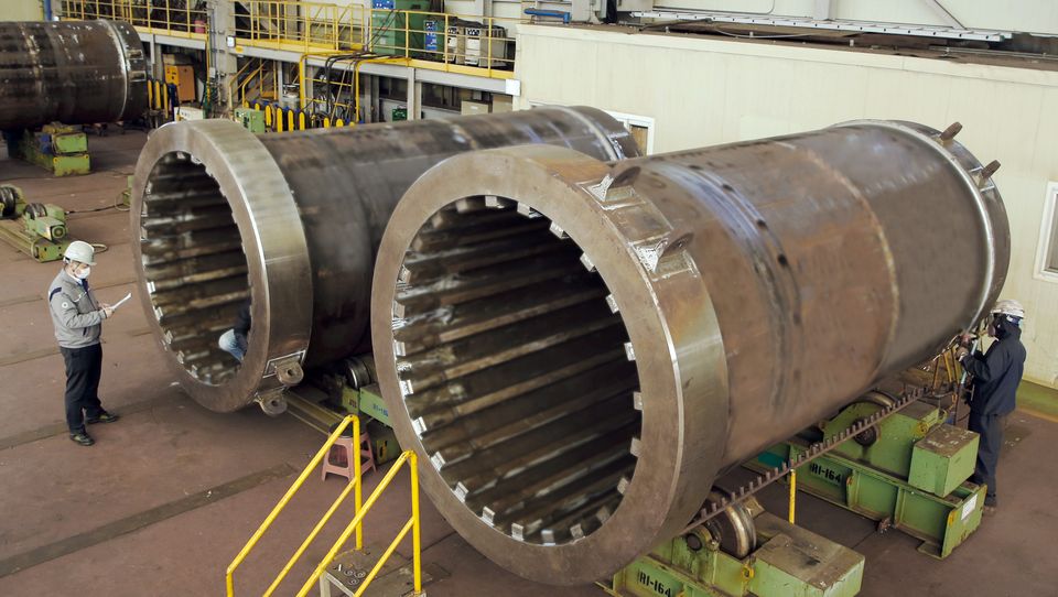 두산에너빌리티는 한국수력원자력과 ‘사용후핵연료 건식저장시스템 종합설계용역 계약’을 체결했다. 사진은 미국 스리마일섬 원전용 캐스크 제작 공정 모습.