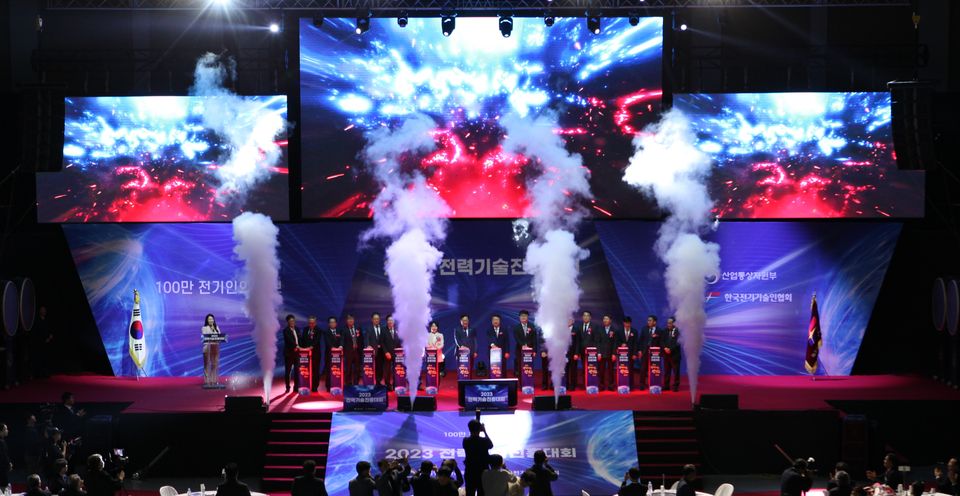 한국전기기술인협회는 지난 11월 2일 오전 서울 강서구 소재 KBS 아레나홀에서 ‘2023 전력기술진흥대회’를 개최했다. 사진은 행사에서 협회의 비전 선포 퍼포먼스를 하고 있다.