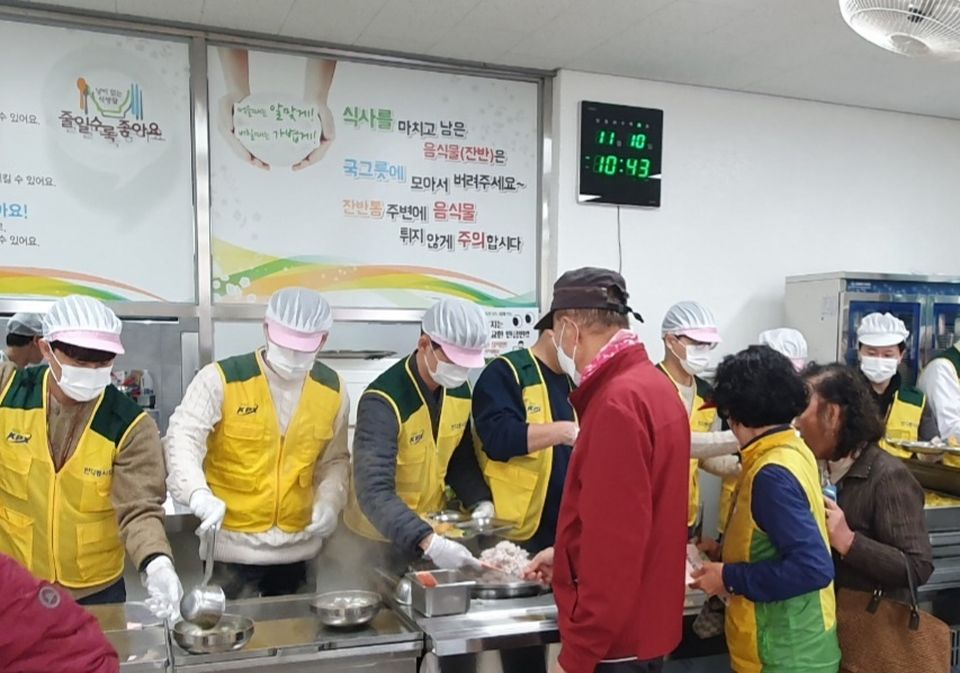 11월 10일 나주시노인복지관에서 주관하는 지역축제 ‘제2회 모두와락(樂)’에 참여한 전력거래소 반디봉사단원들이 배식자원봉사를 하고 있다.