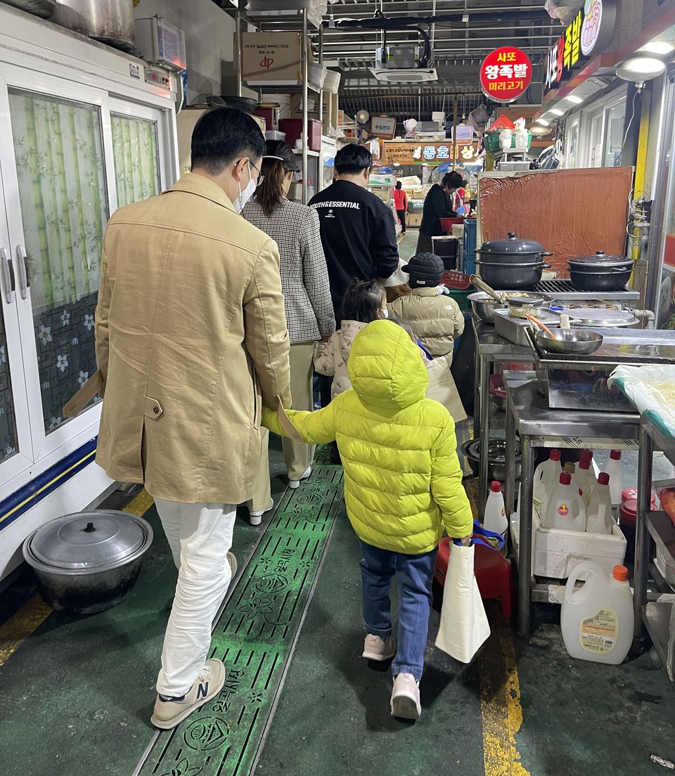 한국전력거래소는 지난 11월 15일 자매결연 전통시장인 광주 월곡시장에서 자매결연 복지시설인 이화영아원 어린이 7명과 함께 ‘장보기 체험 행사’를 진행했다.