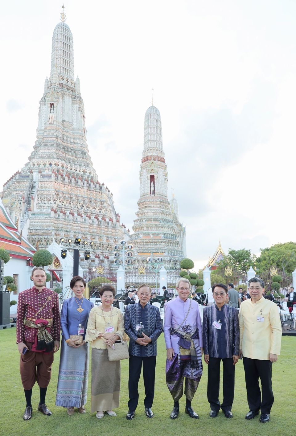 지난 11월 15일 태국 방콕의 새벽사원 ‘왓 아룬’에서 열린 ‘비그림그룹 창립 145주년 기념행사’에 참석한 하랄드 링크 회장(오른쪽 3번째)과 본사 임원진이 기념촬영을 하고 있다.