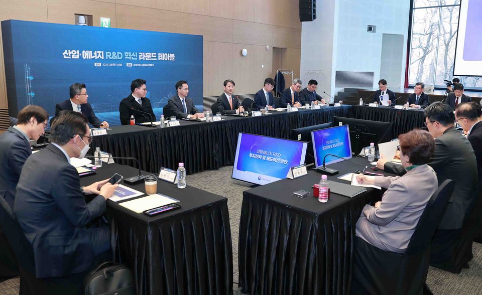 산업통상자원부는 지난 1월 18일 삼성전자 서울 R&D 캠퍼스에서 안덕근 장관 주재로 ‘R&D 혁신 라운드테이블’을 개최하고, ‘산업·에너지 연구개발(R&D) 투자전략 및 제도혁신 방안’을 발표했다.