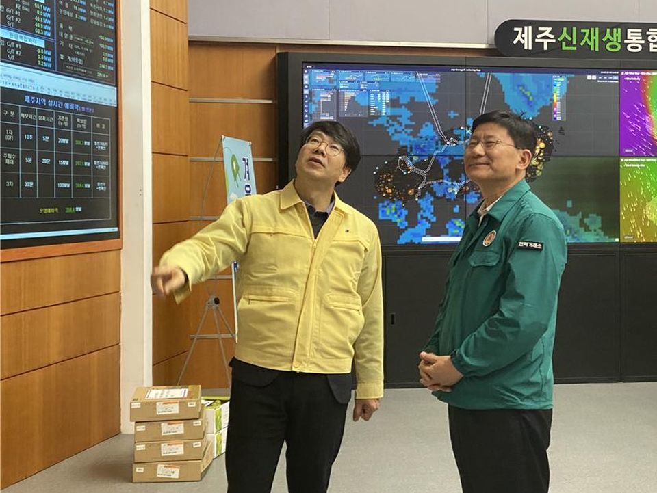 2월 5일 전력거래소 제주본부를 방문한 정동희 이사장(오른쪽)이 설 연휴 전력수급 대비 상황을 보고받고 있다.