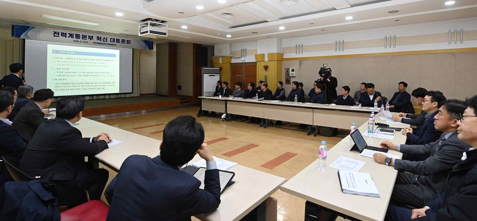 한국전력공사는 지난 2월 7일 한전경인건설본부에서 전력망 건설 및 운영을 책임지는 전력계통본부 전사업소장(56명)이 참석한 가운데 전력 고속도로 건설 및 안정적 공급을 위한 ‘혁신 대토론회’를 개최했다.