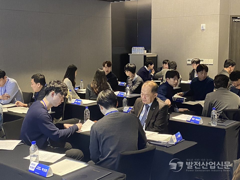 혁신에이전트에 선발된 직원들과 한국중부발전 김호빈 사장이 혁신에이전트의사소통 게임을 하며 서로 소통, 협력하는 시간을 가졌다.