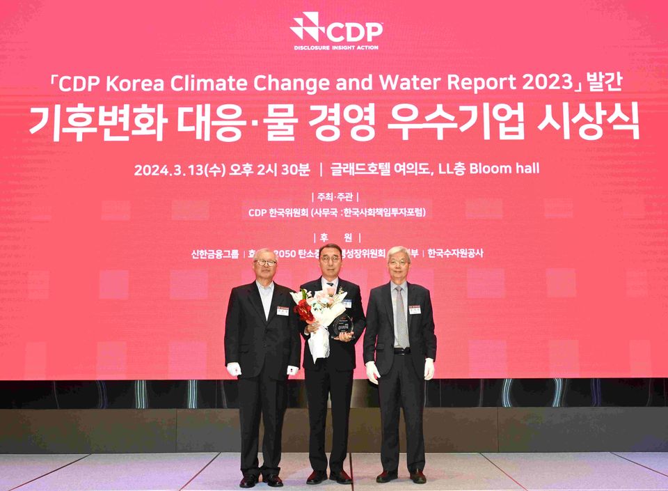한국전력공사는 3월 13일 오후 2시 서울 여의도 글래드호텔에서 열린 CDP 한국위원회 주관 ‘2023 CDP Korea Awards’에서 기후변화 부문 우수기업에게 수여하는 ‘탄소경영 섹터 아너스’를 수상했다.