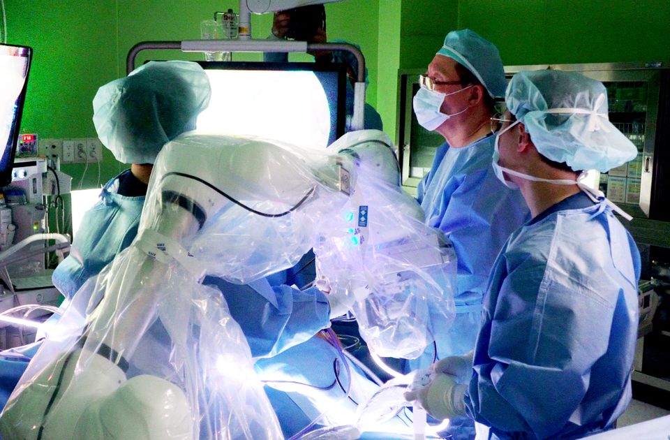 지난 3월 12일 대구 구병원에서 진행된 담낭 제거 수술에 협동로봇을 활용한 복강경 수술보조 솔루션이 투입돼 임무를 수행하고 있다.