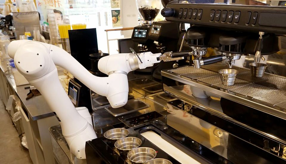 두산로보틱스가 국내 커피 프랜차이즈 시장에서 매장 수 2위를 차지하고 있는 메가MGC커피에 협동로봇 솔루션을 공급한다. 사진은 두산로보틱스 협동로봇이 원두가 담긴 포터필터를 커피머신에 장착하고 있다.
